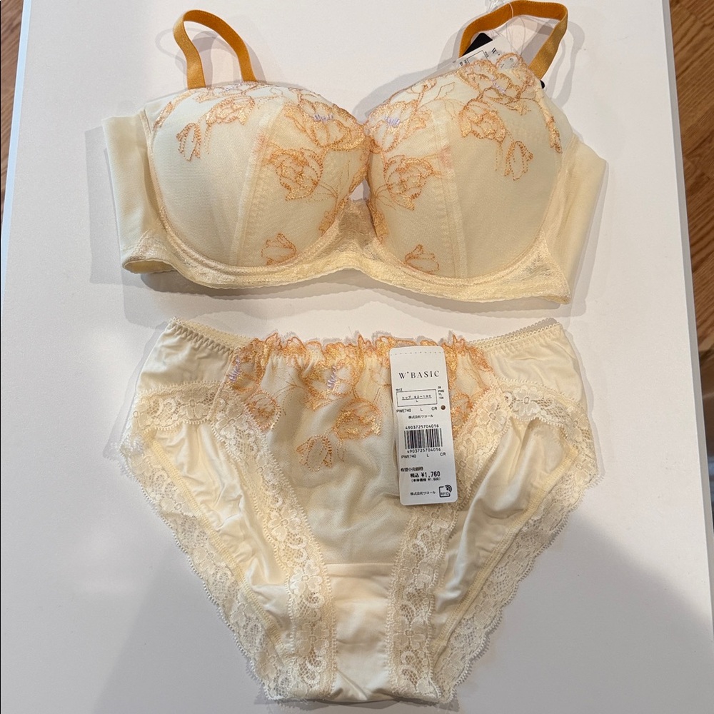 Wacoal Women's Bra and Panties Matching Set